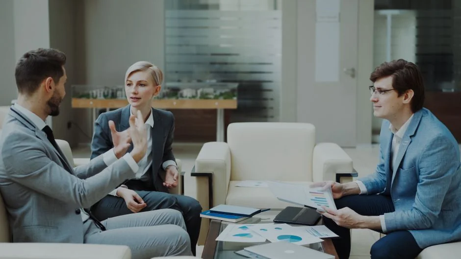 Vue de dessus de documents et graphiques de stratégie marketing disposés sur un bureau, illustrant la planification d'entreprise.